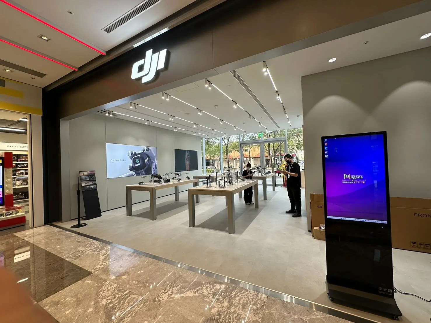 DJI Retail Display